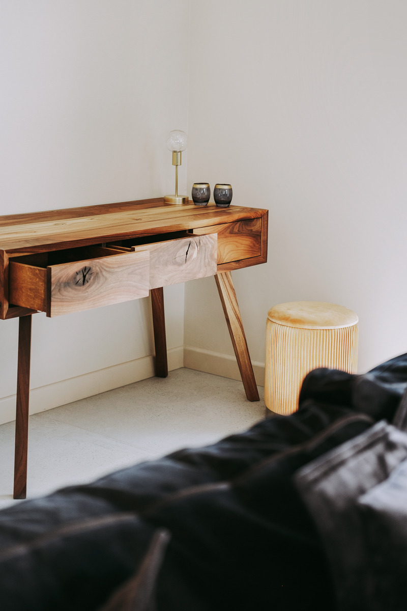 Toaletka wykonana przez THIS IS WOOD z palonego orzecha.