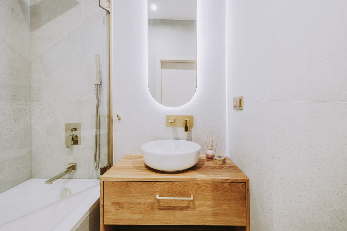 Kobieca łazienka ze złotymi akcentami.