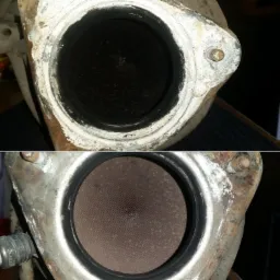 Katalizator samochodowy - porównanie stanu przed i po czyszczeniu. Górna część przedstawia zapchany, czarny wkład, dolna część ukazuje czysty, drożny wkład o strukturze plastra miodu.