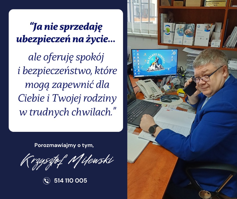 Portret mężczyzny w okularach i niebieskiej marynarce rozmawiającego przez telefon w biurze, na biurku laptop, dokumenty, telefon stacjonarny i monitor z napisem 'Na szlaku sukcesu', obok grafika...