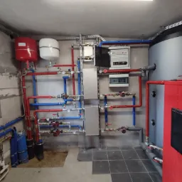 Kotłownia na paliwo stałe z wymiennikami ciepła .