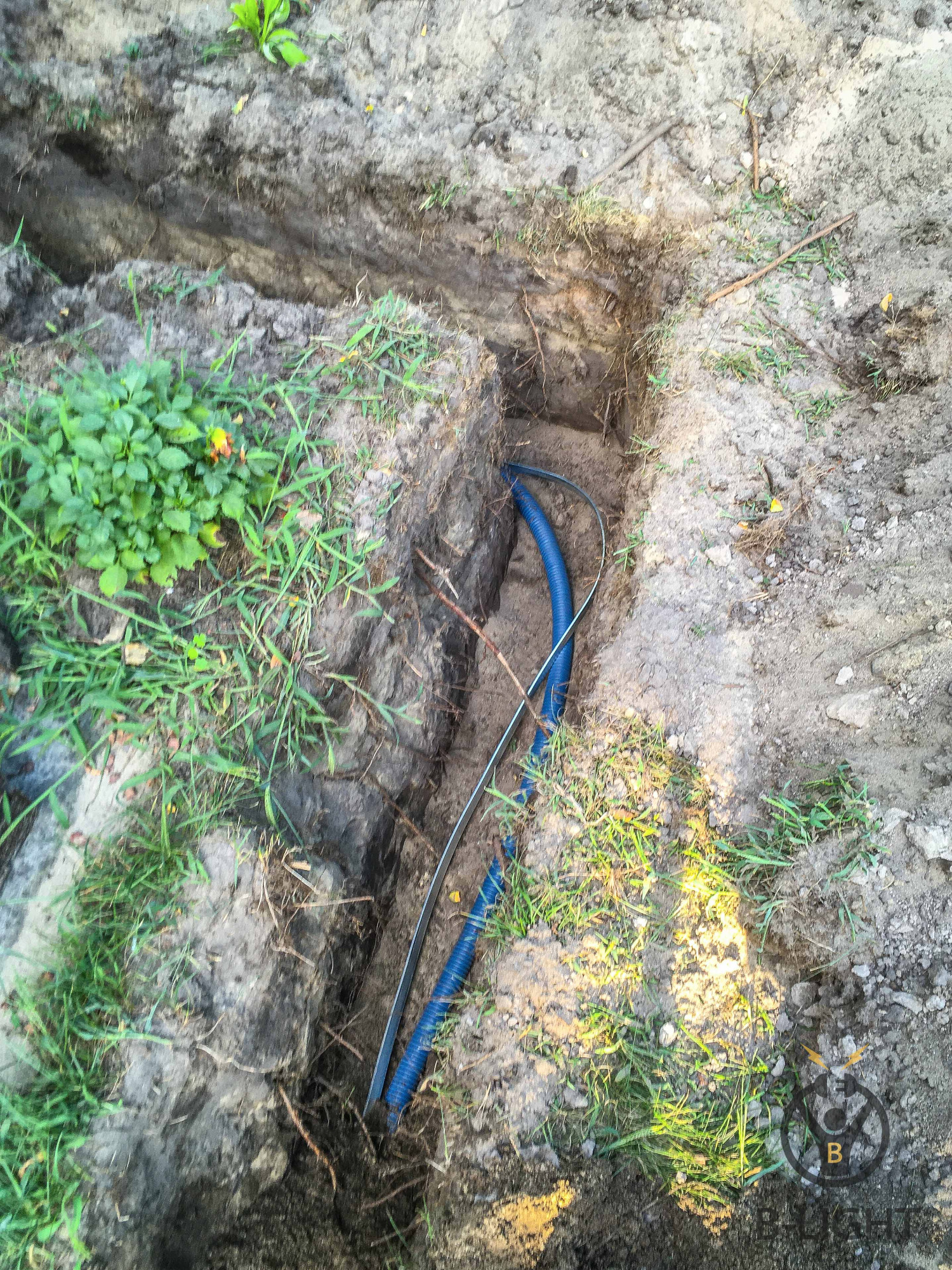 Przewód ziemny dodatkowo zabezpieczony peszlem ochronnym w wykopie również bednarka do uziemienia budynku.