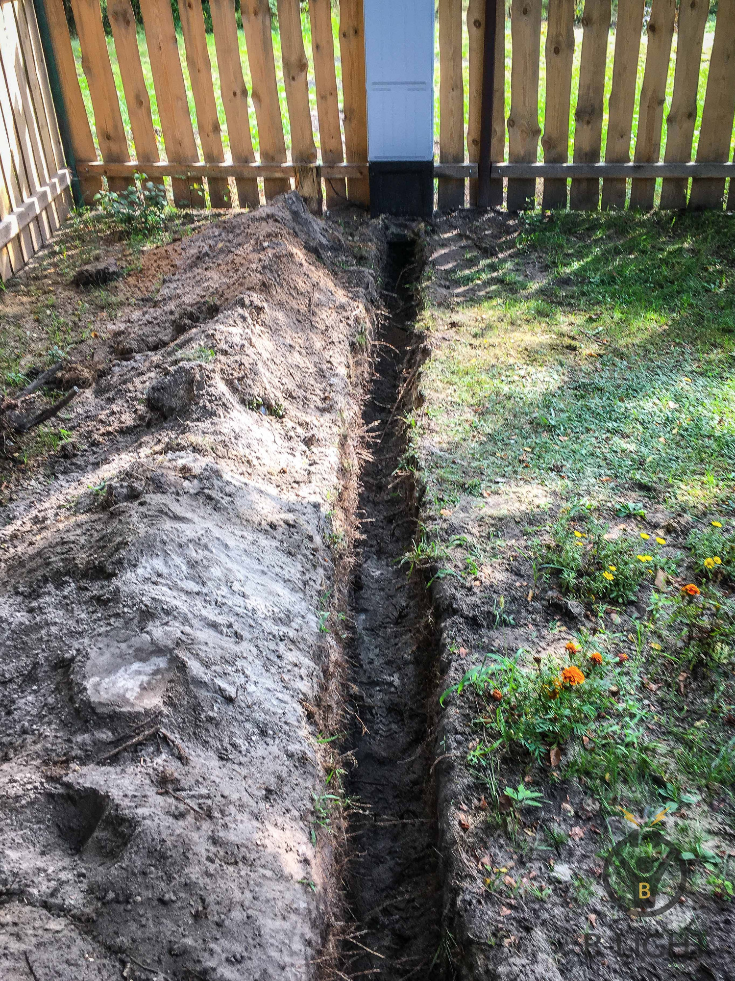 Przyłącz do budynku na malowniczej działce rekreacyjnej.