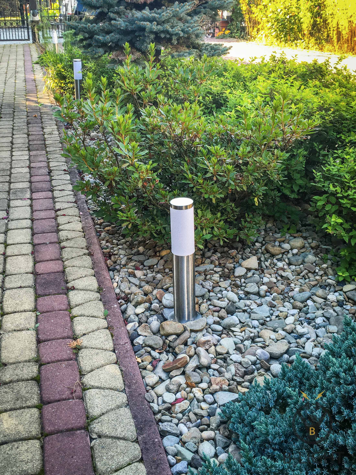 Wymiana oraz montaż lamp zewnętrznych ogrodowych.