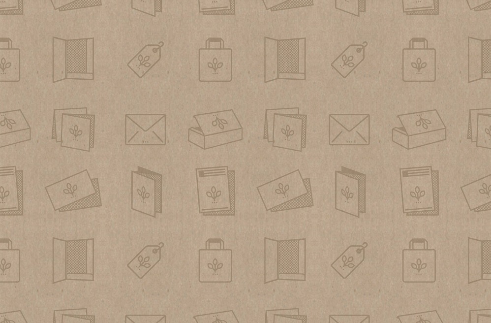 Beżowe tło z powtarzającymi się ikonami w stylu eko: torba papierowa, metka, ulotka, wizytówka, koperta, pudełko z logo roślinnym.
