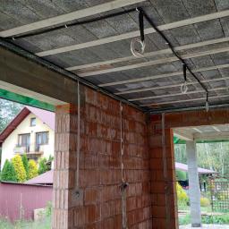 Wykonanie instalacji podtynkowo (na ścianach) oraz w osłonie (pomieszczenie z sufitem podwieszanym)
