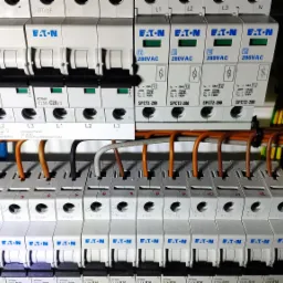 Połączenia w rozdzielni elektrycznej