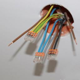Połączenia w puszkach pod osprzętem elektrycznym za pomocą nowoczesnych złączek