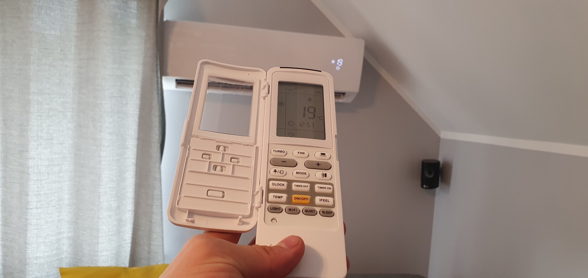 Pilot zdalnego sterowania do jednostek Cooper&Hunter, na drugim planie model arctic