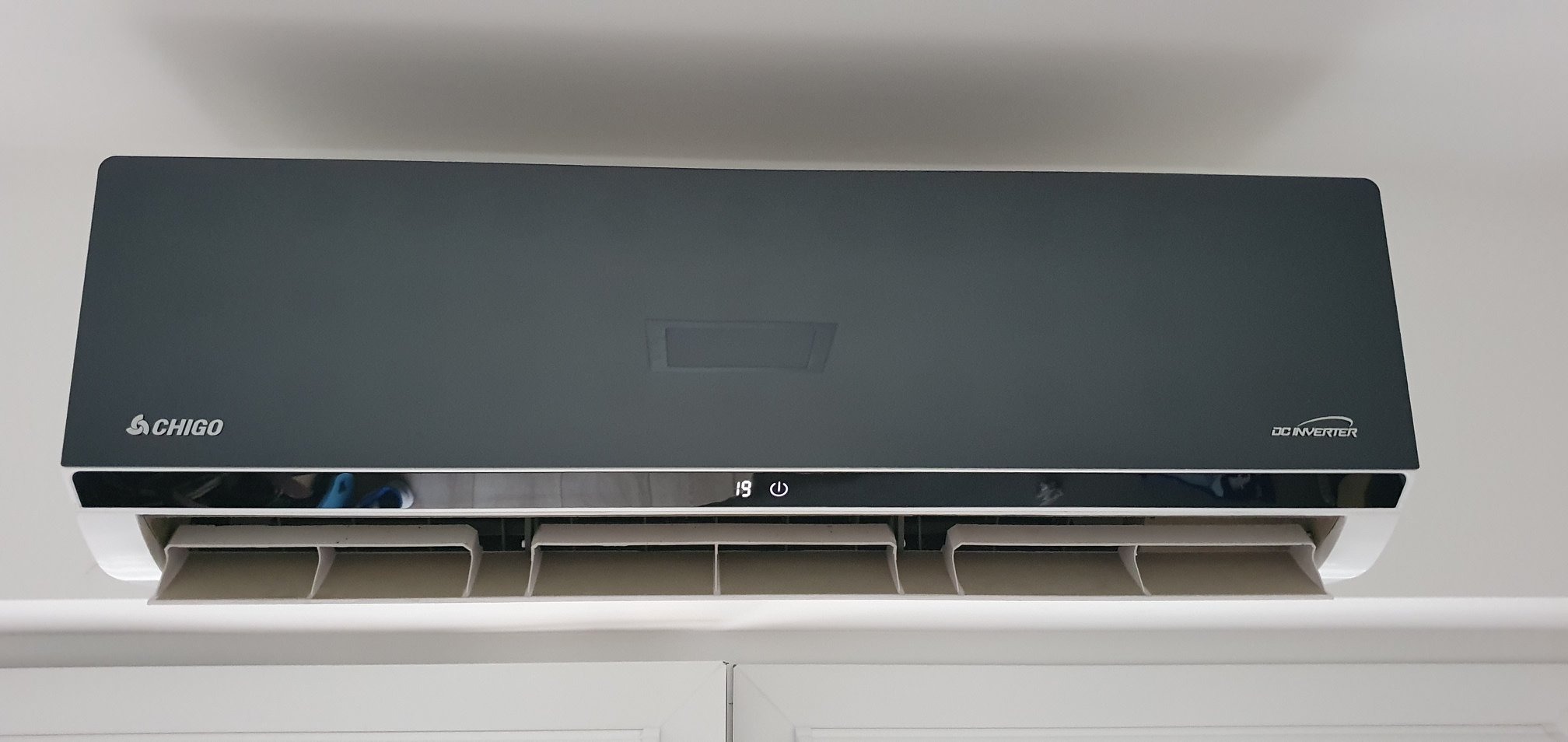 Montaż klimatyzatorów CHIGO w modnej i eleganckiej kolorystyce idealnej do nowoczesnych wnętrz.