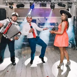 Skład zespołu trzyosobowy.