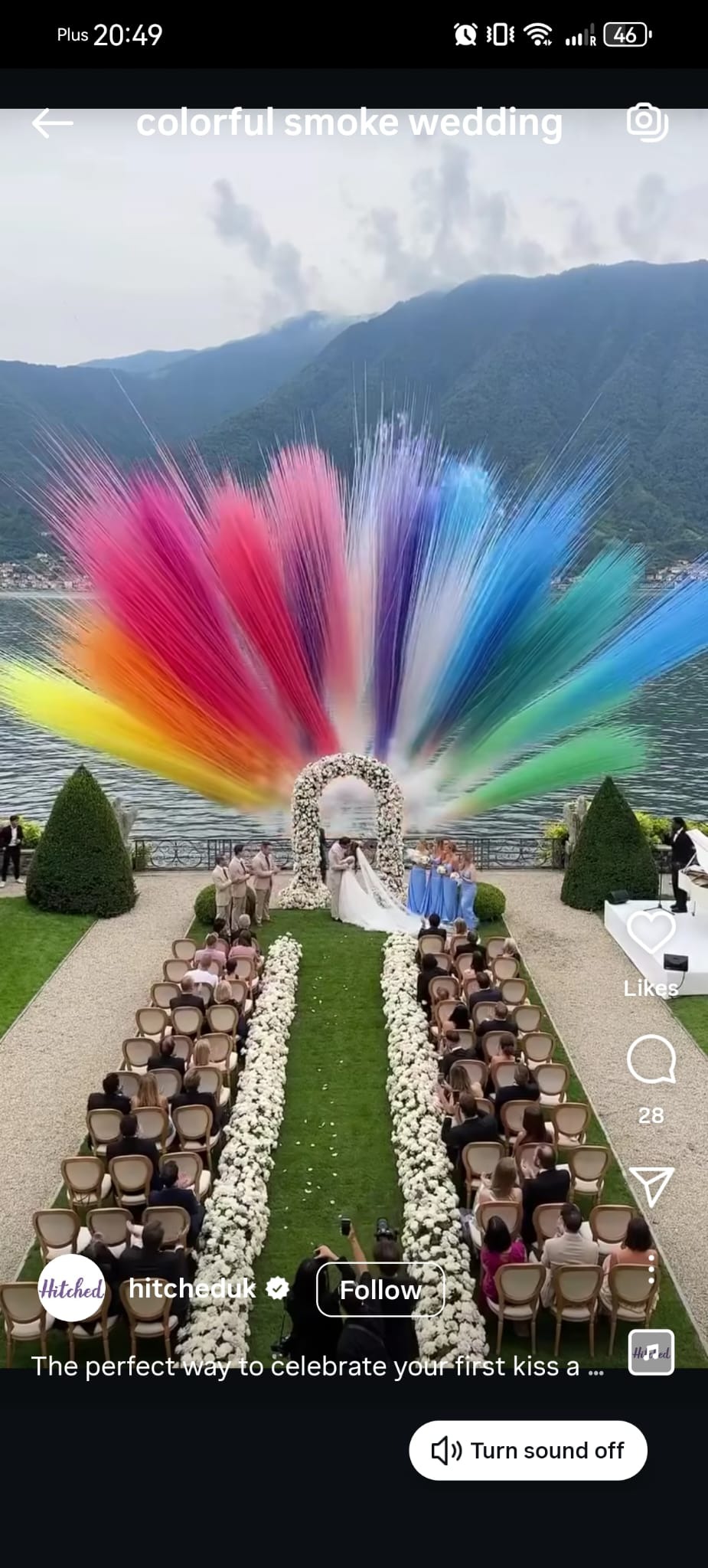 Bajeczny ślub z kolorowym dymem nad jeziorem Como. Para młoda pod kwiatowym łukiem, goście siedzą w rzędach krzeseł. Góry i jezioro w tle.
