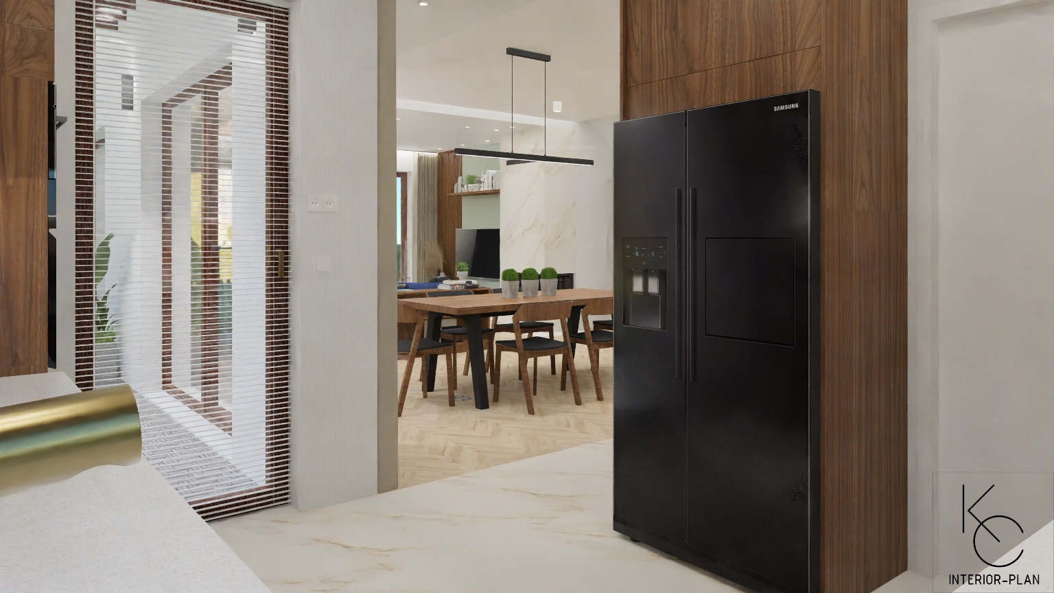 Wnętrze jadalni z drewnianym stołem, krzesłami i czarną lodówką Samsung, widok zza rogu, żaluzje w oknie po lewej stronie.