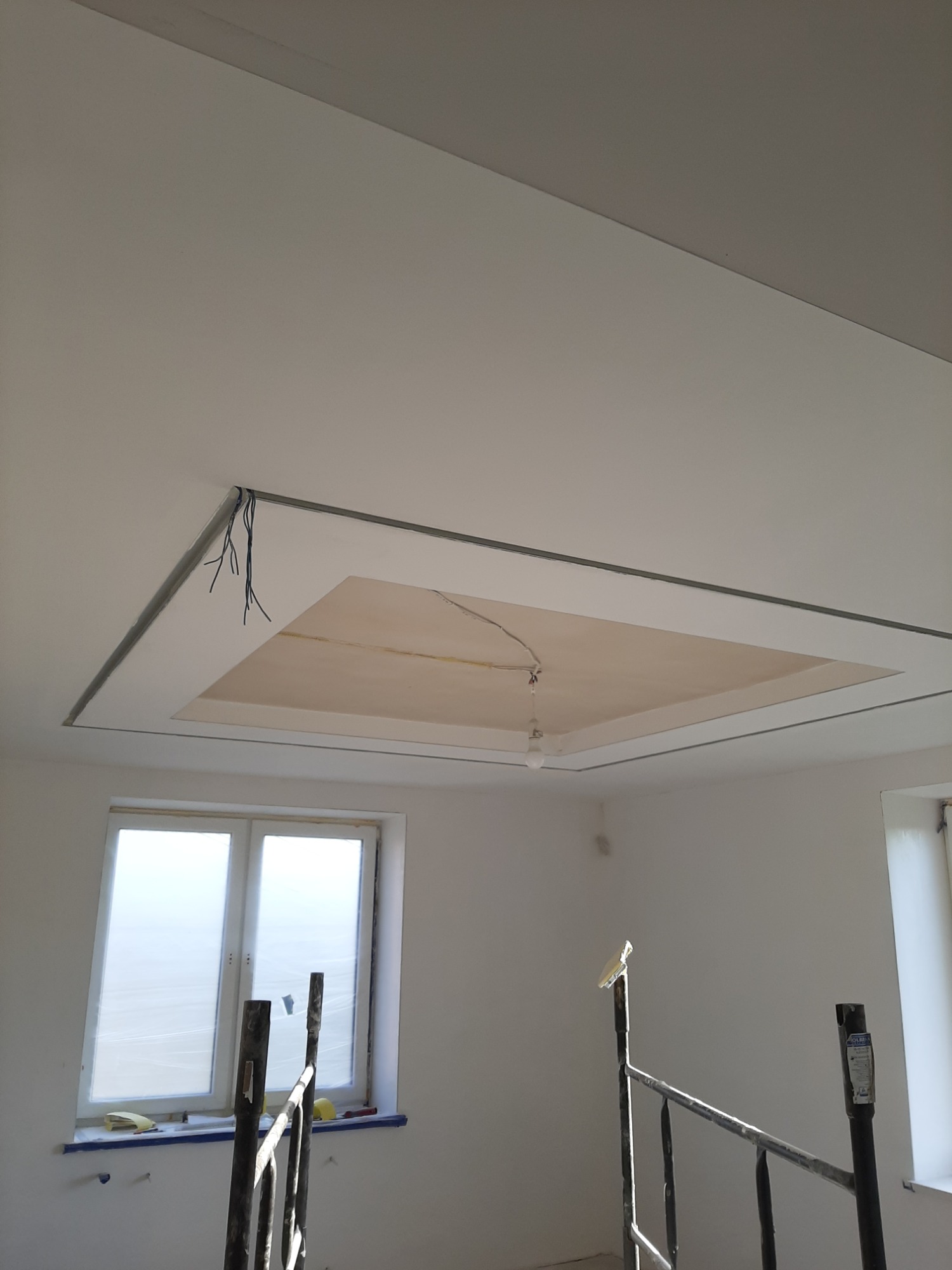 Sufit podwieszany z listwą led