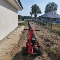 Wykop koparką Loncin 420: głębokość do 60 cm, szerokość 10 cm