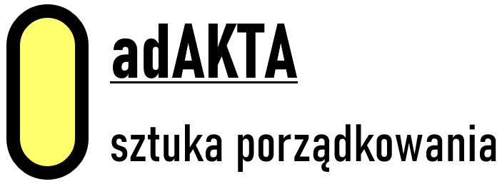 Logo firmy Adakta z Poznania, specjalizującej się w sztuce porządkowania, z abstrakcyjnym żółtym symbolem po lewej stronie.