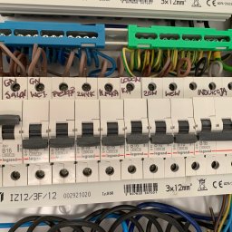 Rozdzielnica elektryczna w trakcie prac z 