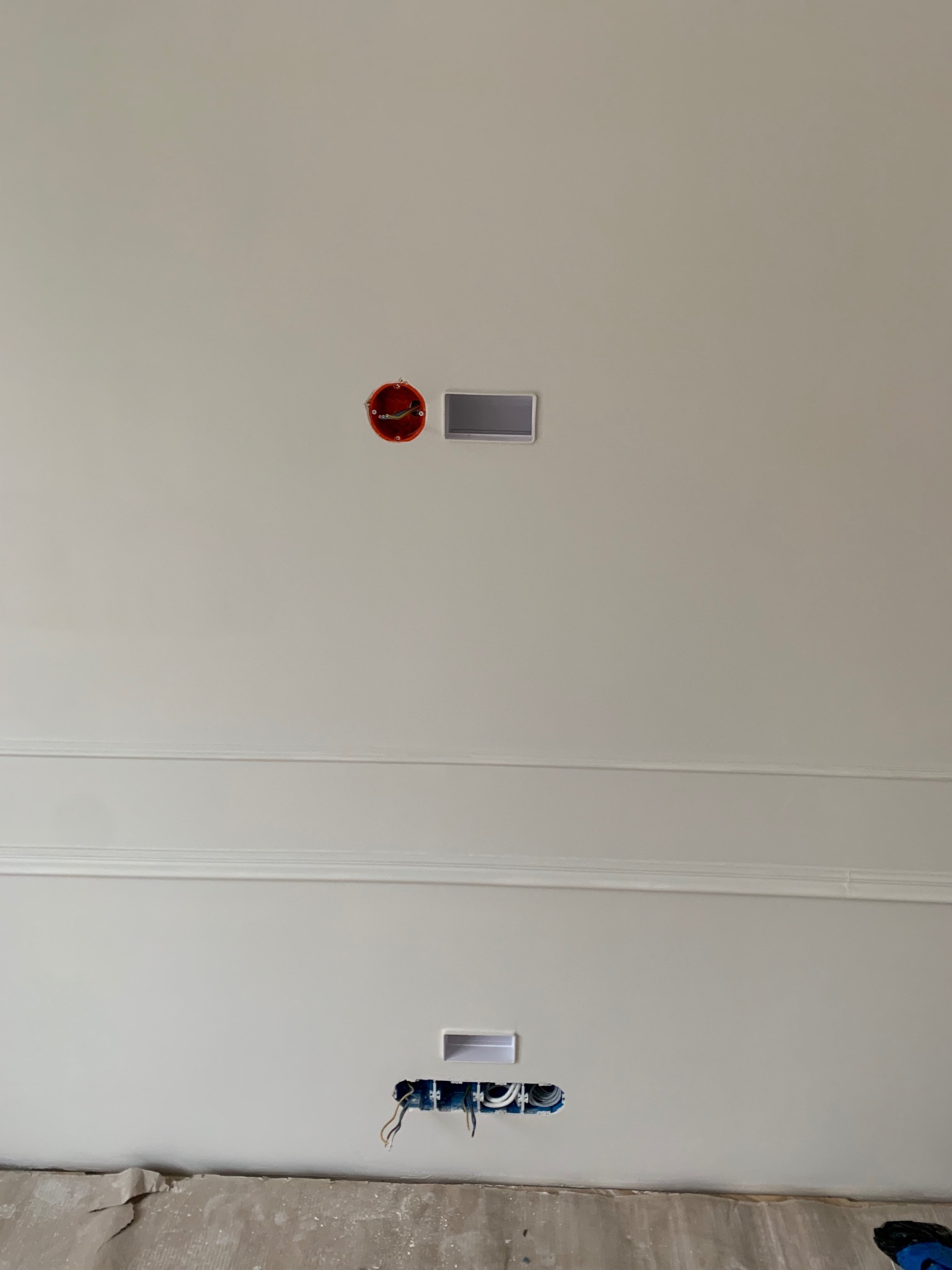 przygotowanie instalacji na ścianie multimedialnej