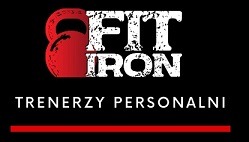 Logo firmy FIT IRON z czerwonym kettlebellem i napisem 'TRENERZY PERSONALNI' na czarnym tle.