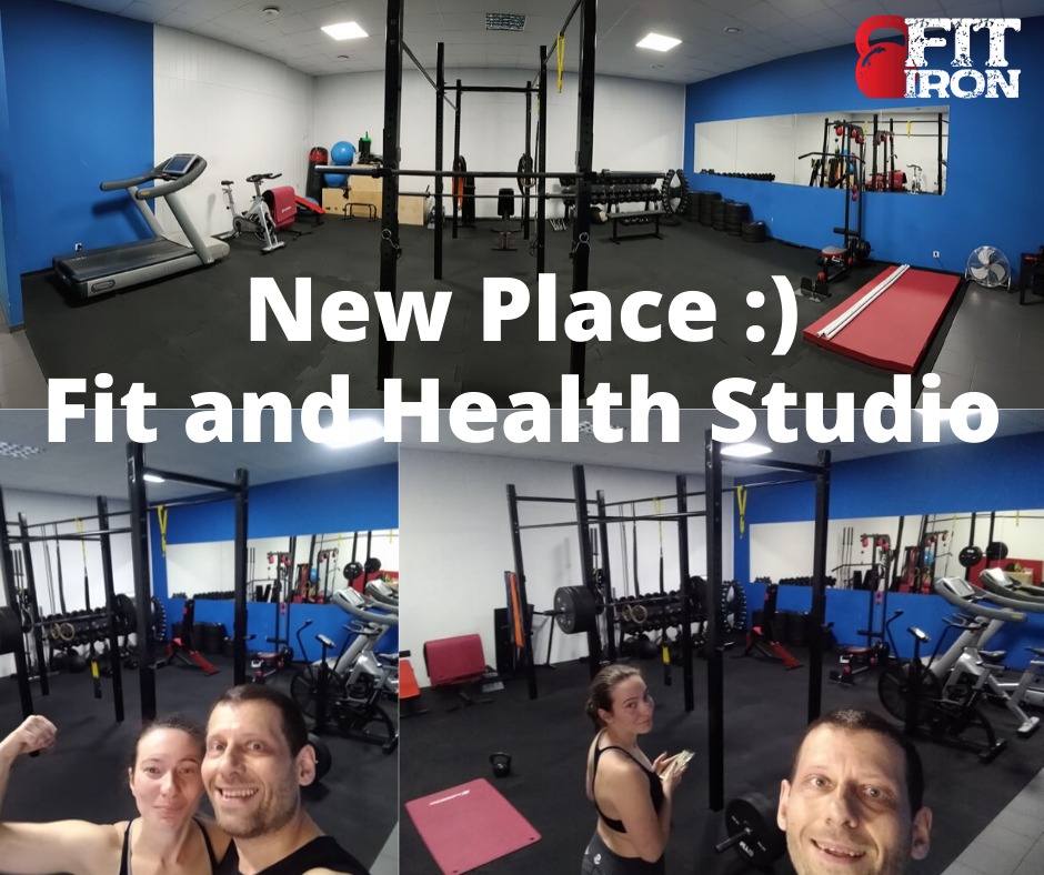 Wnętrze siłowni Fit Iron z różnorodnym sprzętem do ćwiczeń, w tym bieżnią, rowerami stacjonarnymi, sztangami i hantlami; w dolnej części kolażu selfie pary uśmiechniętej do kamery na tle sali...