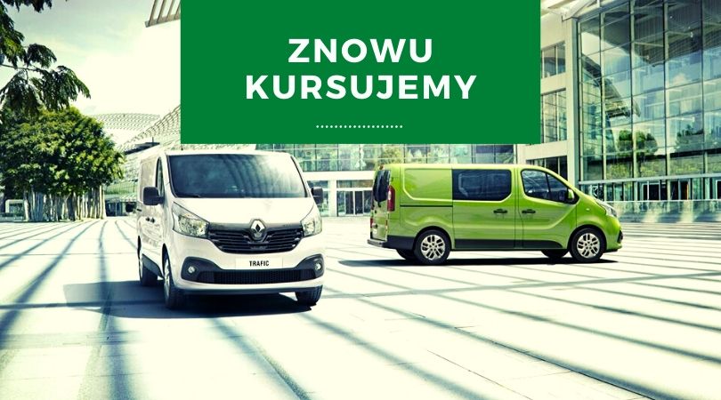 Dwa busy Renault Trafic, biały i limonkowy, zaparkowane na placu przed nowoczesnym budynkiem z przeszkloną fasadą, z zielonym prostokątem z napisem 'ZNOWU KURSUJEMY' zasłaniającym część tła.
