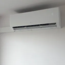 Zamontowana jednostka wewnętrzna klimatyzacji GREE Pular 3.5kW z wyświetlaną temperaturą 16 stopni Celsjusza na białej ścianie.