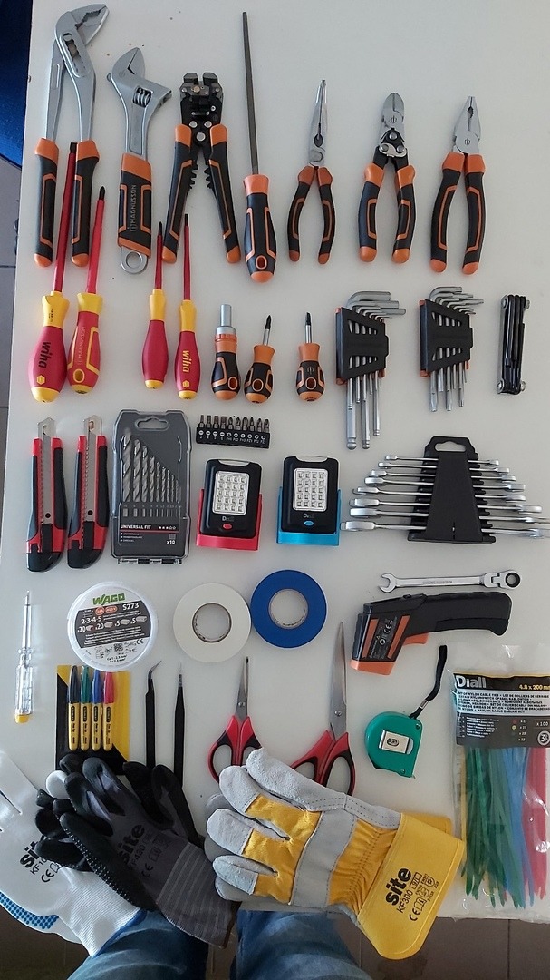 min wyposazenie dla diagnostyki, generalnie ma sie cale auto narzedzi