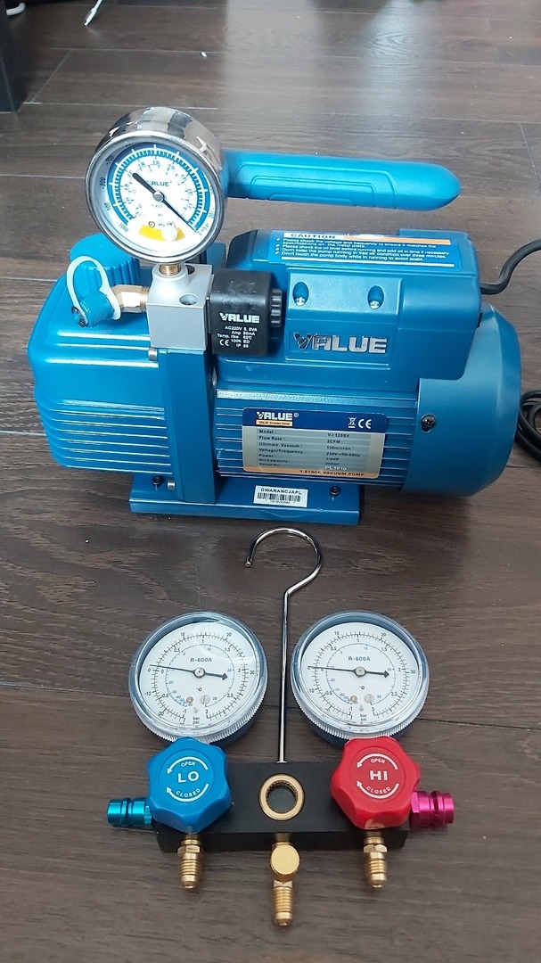 pompa prozniowa i manometry, niezbedne do nabicia freonem