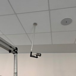Hilow Solutions - Kamera przemysłowa zamontowana na suficie podwieszanym, widoczna drabina aluminiowa w narożniku.