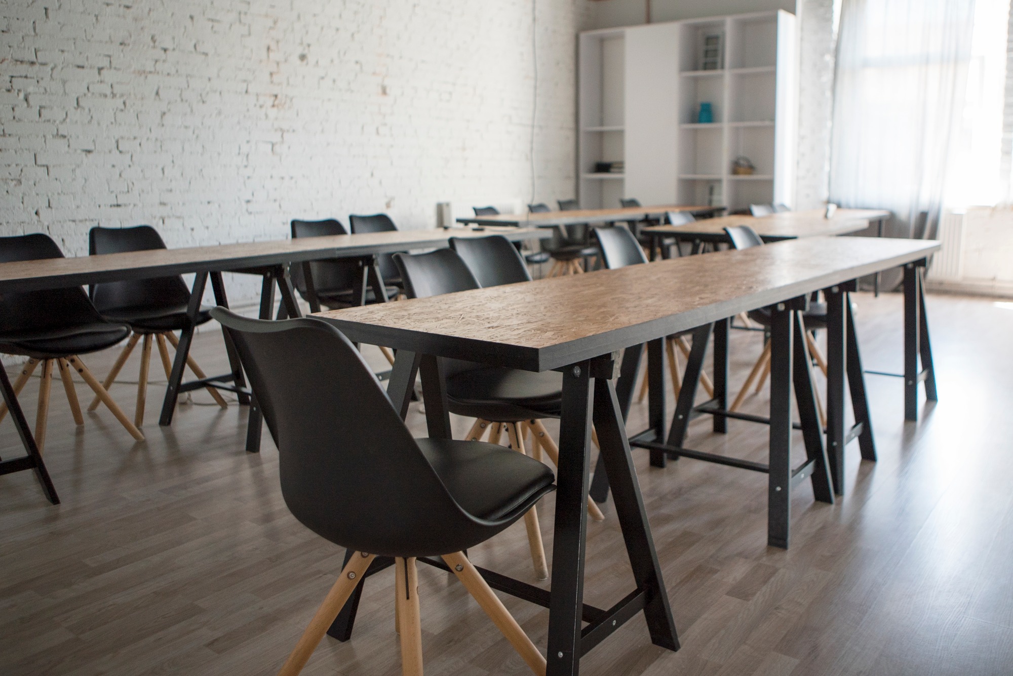 Salki konferencyjne (10m2, 21m2, 60m2) wyposażone w niezbędny sprzęt biurowy.