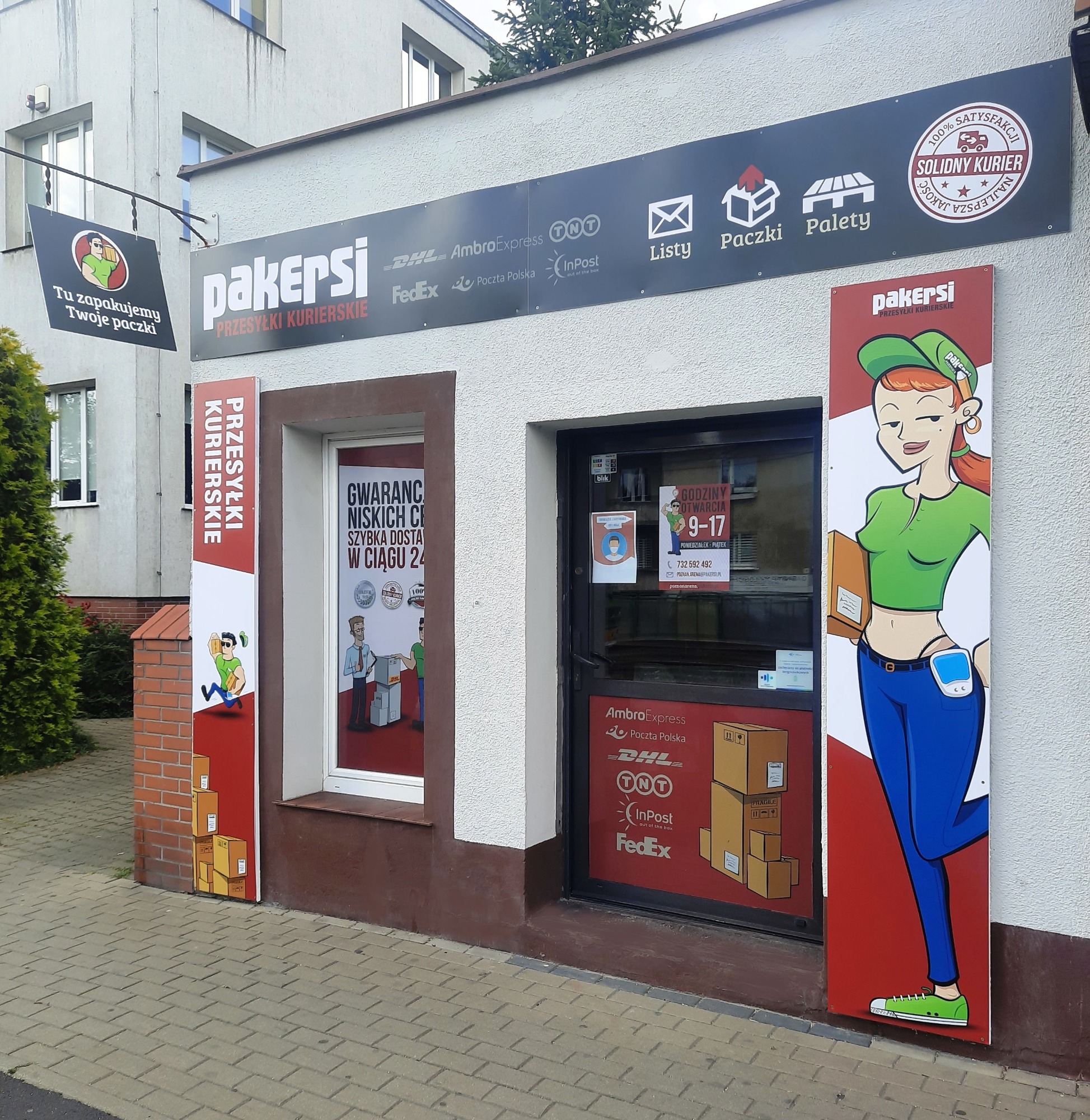 Fasada punktu kurierskiego Pakersi z reklamami usług przesyłek, logotypami firm kurierskich i grafikami postaci kurierów