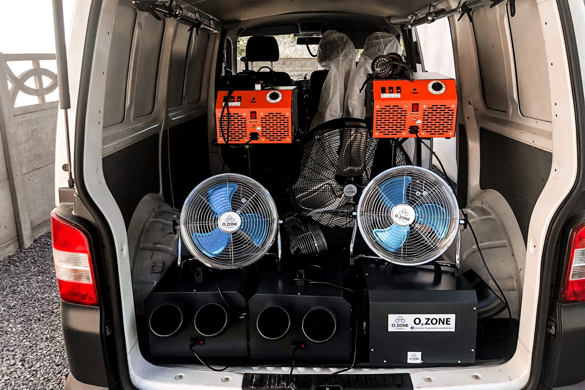 Dysponujemy kilkoma ozonatorami o różnych mocach, w ciągu dnia możemy wyozonować ponad 1000 m2