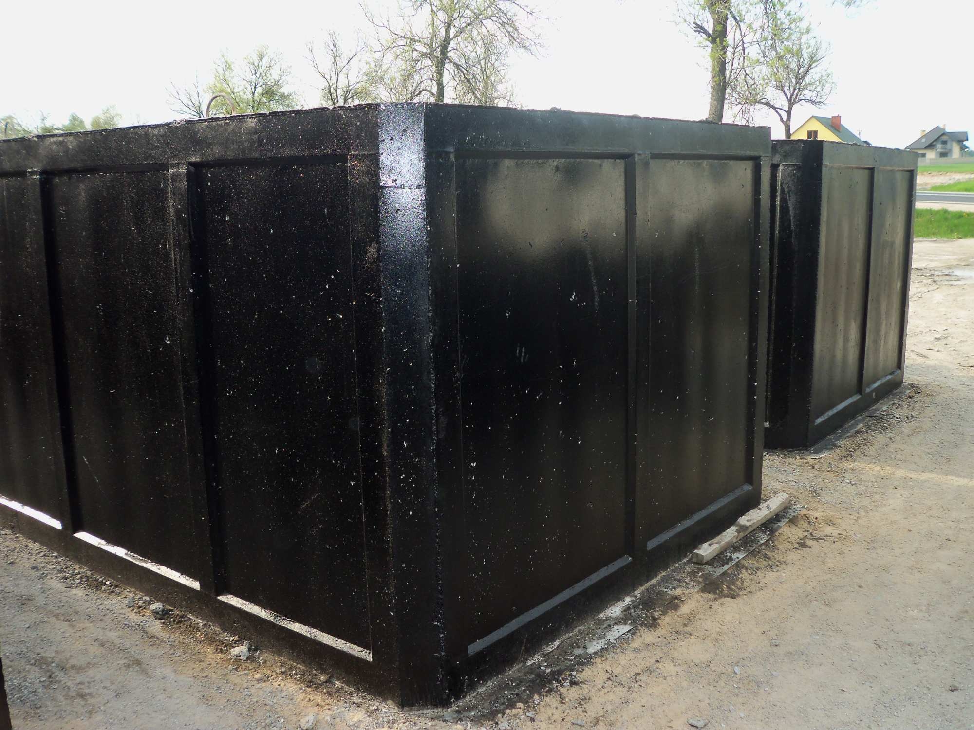 Zbiorniki 10m3 na placu produkcyjnym.