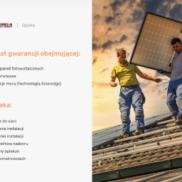 Solenerga - Dwóch monterów w roboczych ubraniach, na dachu z dachówki ceramicznej, instaluje panel słoneczny na konstrukcji wsporczej, widoczne niebo z chmurami w tle.