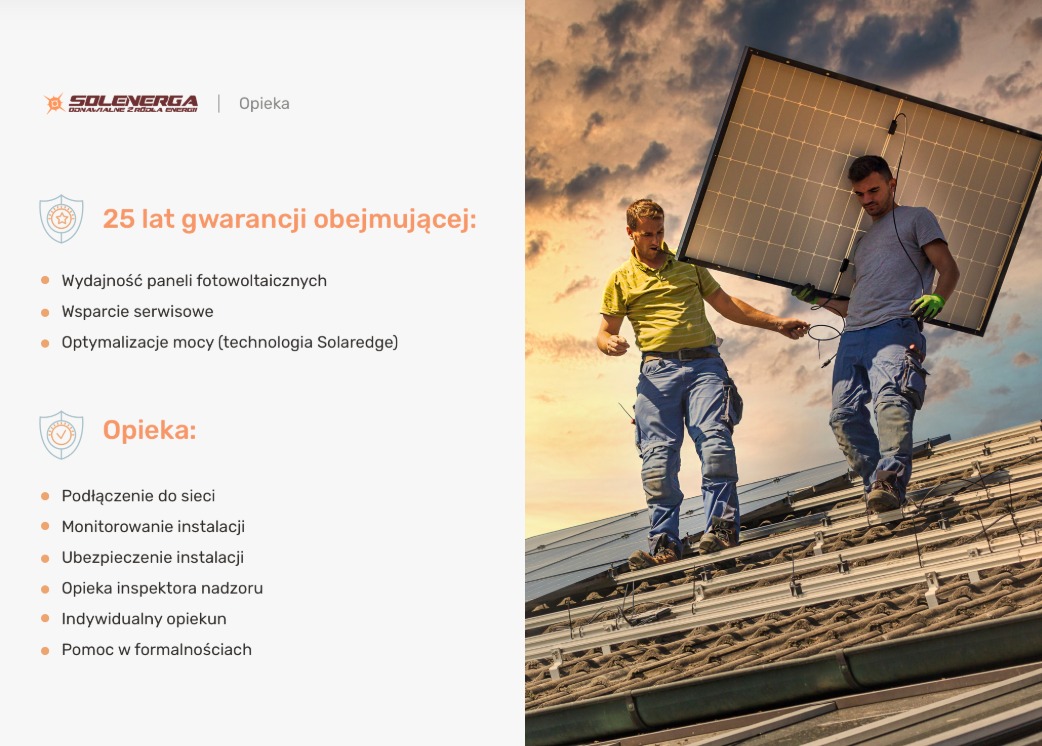 Dwóch monterów w roboczych ubraniach, na dachu z dachówki ceramicznej, instaluje panel słoneczny na konstrukcji wsporczej, widoczne niebo z chmurami w tle.