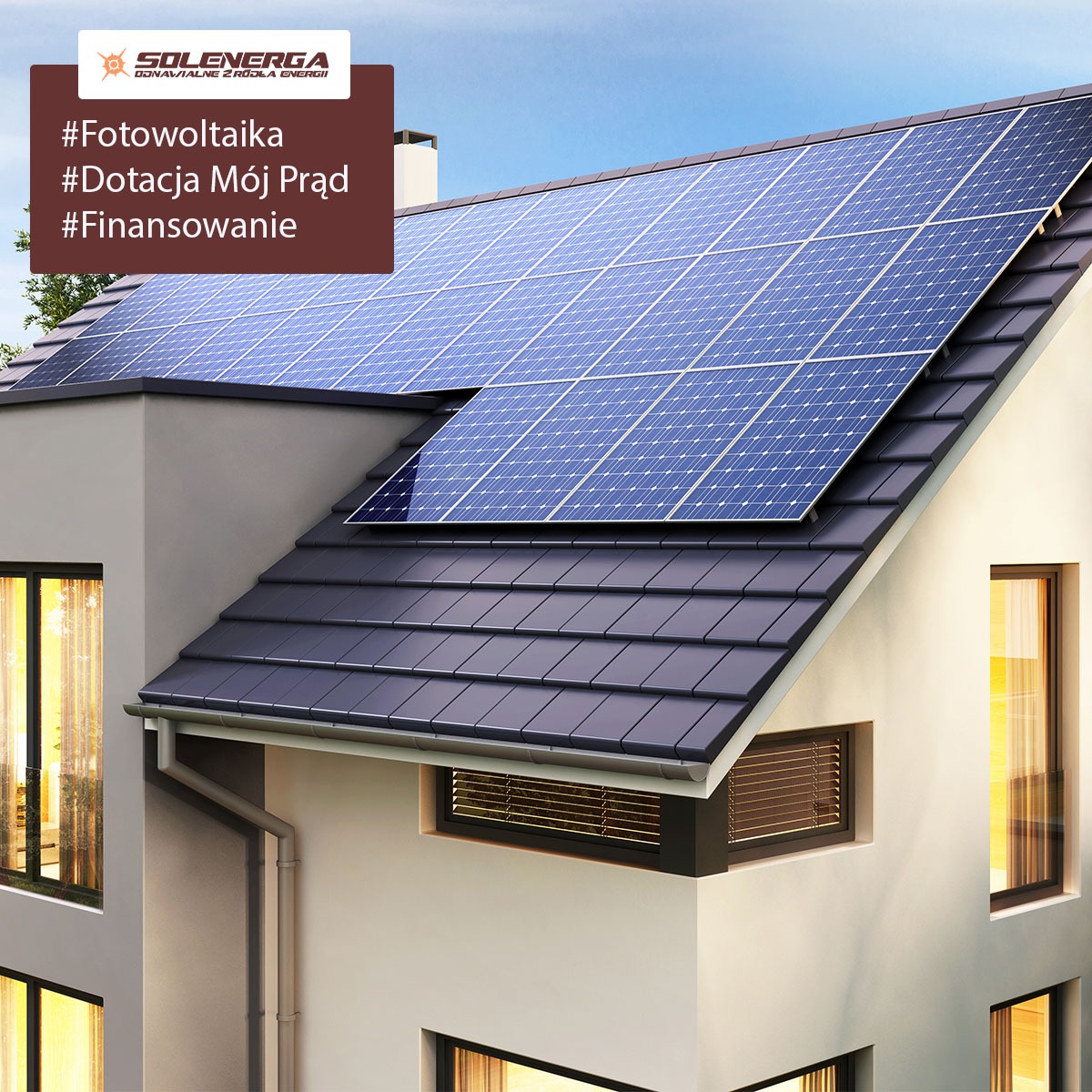Dom jednorodzinny z panelami słonecznymi na ciemnoszarym dachu, widoczne okna z roletami, logo firmy w lewym górnym rogu i hasztagi dotyczące dotacji i finansowania.