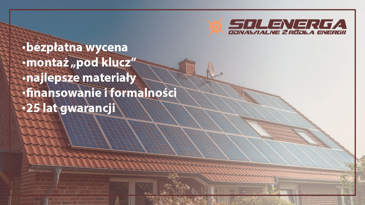 Panele słoneczne na dachu domu z czerwonej cegły, z logo firmy Solenerga i hasłami reklamowymi nałożonymi na obraz.