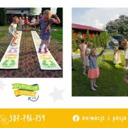 Dzieci z pomalowanymi twarzami bawią się na zewnątrz podczas animacji, skacząc po planszach z kolorowymi odciskami stóp i puszczając ogromne bańki mydlane.