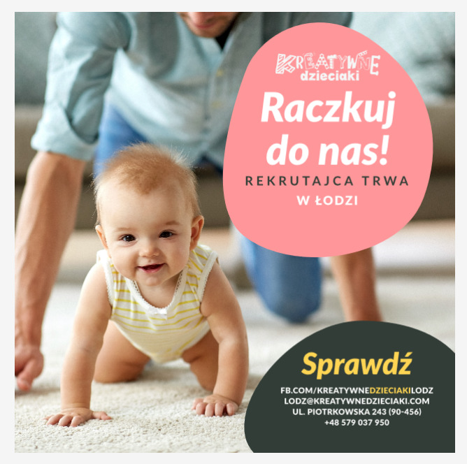 Uśmiechnięte niemowlę w żółto-białym body raczkuje na dywanie, w tle częściowo widoczny dorosły i grafika reklamowa z hasłem 'Raczkuj do nas!'