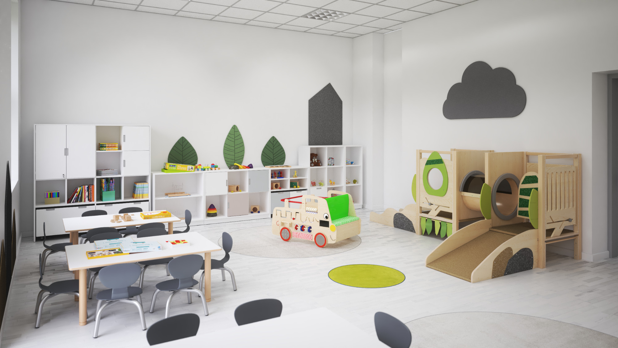 Jasne, przestronne wnętrze sali zabaw dla dzieci z drewnianym autobusem-zabawką, regałami z zabawkami i stolikami z krzesłami.