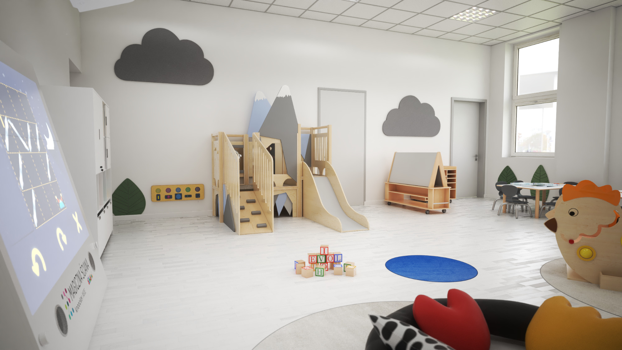 Jasne, przestronne wnętrze sali zabaw z drewnianą konstrukcją do wspinania ze zjeżdżalnią, interaktywną ścianą, stolikiem z krzesłami oraz dekoracjami ściennymi w kształcie chmur i liści.