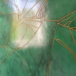 Dekoracyjna ściana w odcieniach zieleni z geometrycznym wzorem w kolorze złota, wykonana techniką strukturalną, imitująca naturalne spękania.