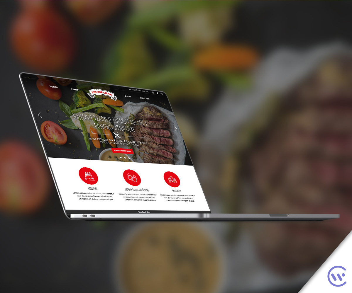 Laptop MacBook Pro wyświetlający stronę internetową restauracji 'Polskie Smaki' z motywem kulinarnym, ukazującą dania i ofertę, na rozmytym tle z elementami jedzenia.