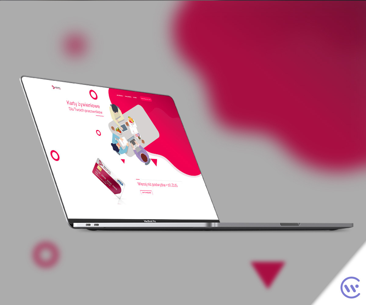 Laptop MacBook Pro wyświetlający stronę internetową z motywem kart żywieniowych dla pracowników i kartą VISA na ekranie, na rozmytym szarym tle z elementami bordowego koloru.