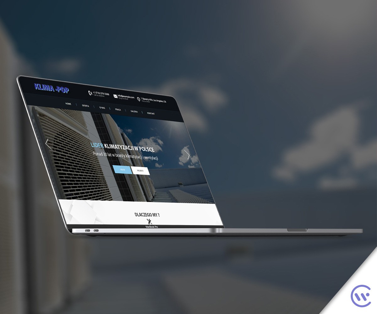 Laptop MacBook Pro wyświetlający stronę internetową firmy Klima-Pop, specjalizującej się w klimatyzacji i wentylacji, z widocznym logo i menu nawigacyjnym, na tle rozmytego krajobrazu miejskiego...