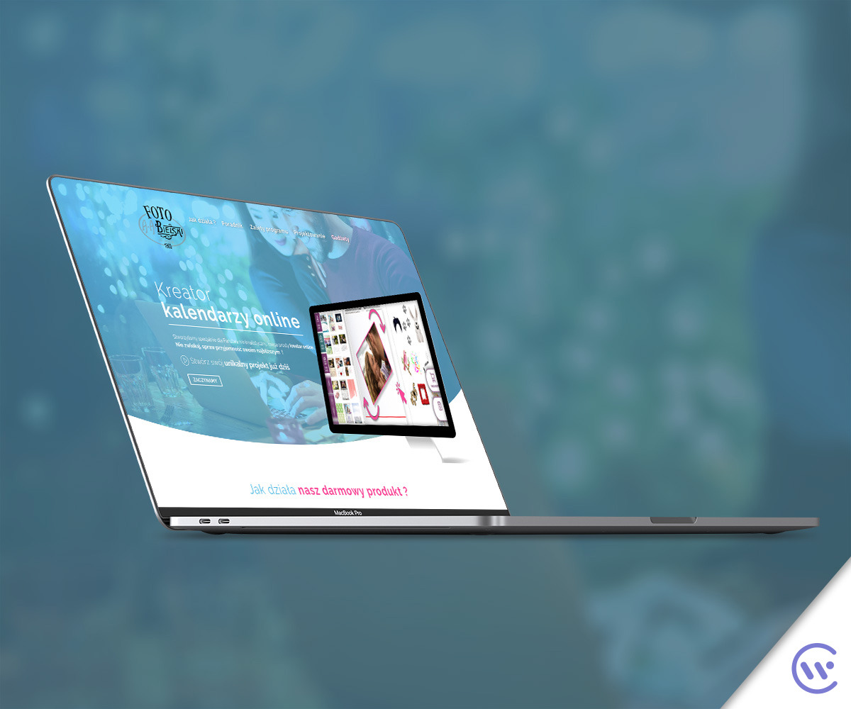 Laptop MacBook Pro prezentujący stronę internetową z kreatorem kalendarzy online Foto Bielski, na ekranie tabletu obok widoczne przykładowe projekty kalendarzy.