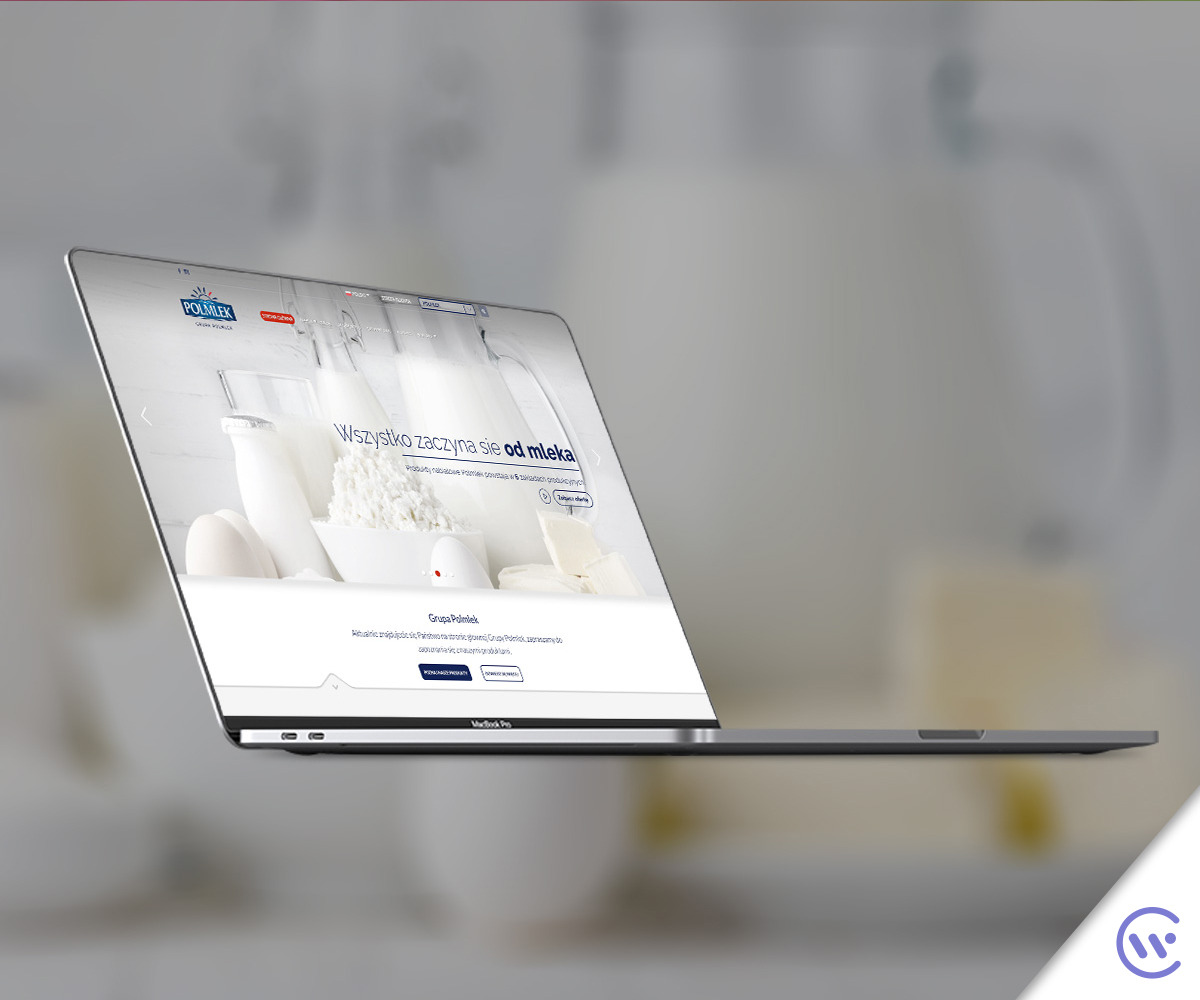 Laptop MacBook Pro wyświetlający stronę internetową firmy Polmlek z motywem mleczarskim, widok z boku, delikatne rozmycie tła.