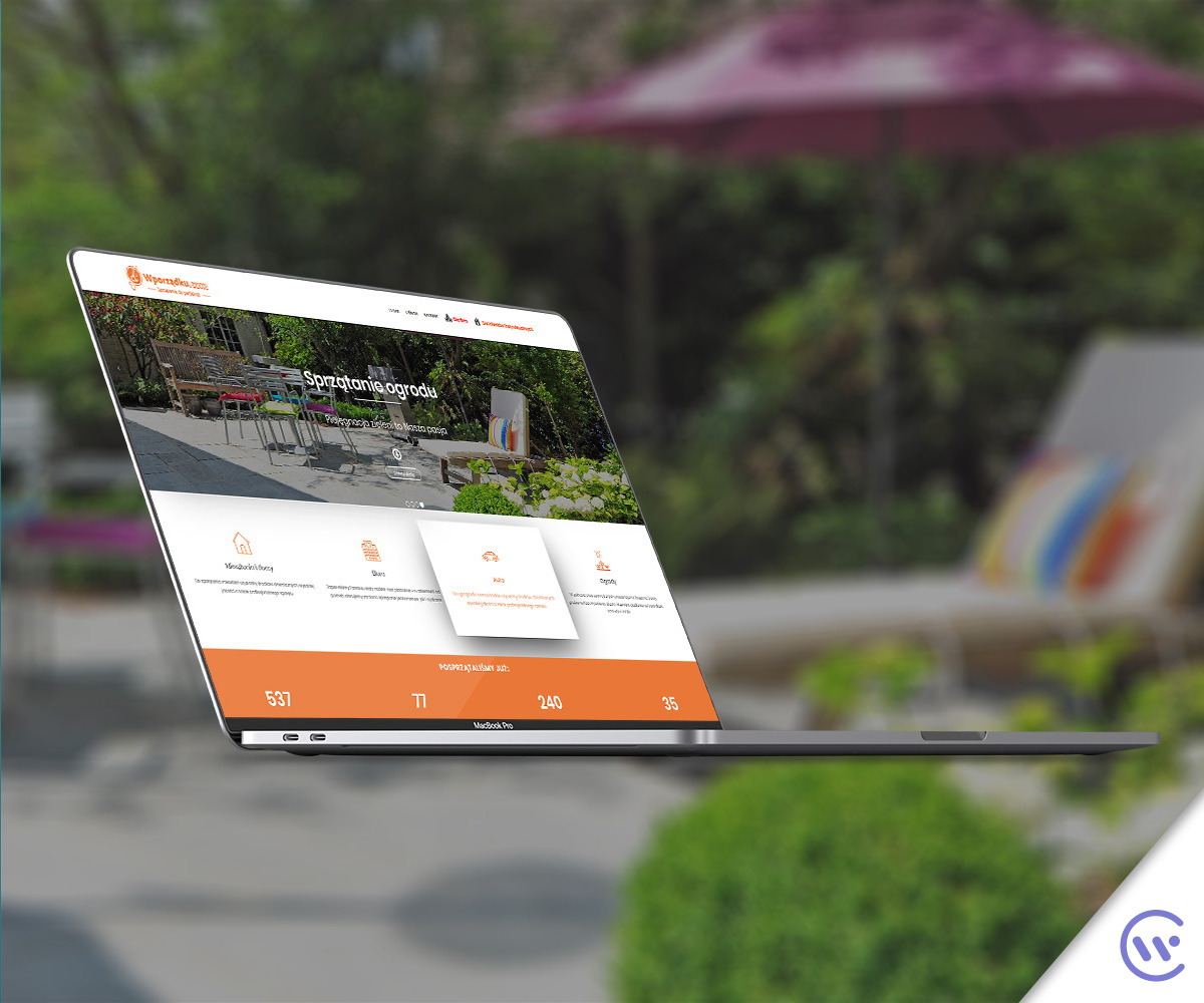 Laptop MacBook Pro wyświetlający stronę internetową wporzadku.com z motywem sprzątania ogrodu, ustawiony na tle ogrodu z parasolem i leżakiem.