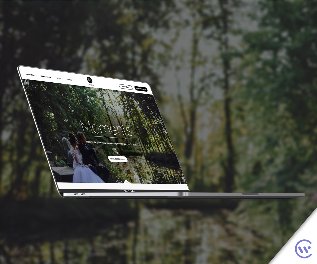 Laptop MacBook Pro wyświetla stronę internetową 'Moments' z motywem ślubnym, osadzoną w naturalnym tle leśnym. Projekt strony widoczny na ekranie laptopa, z parą młodą w lesie. Zdjęcie wykonane...
