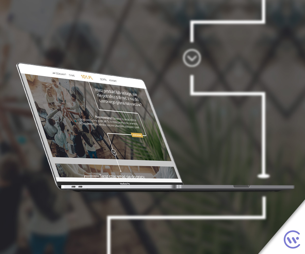 Laptop MacBook Pro wyświetlający stronę internetową 101.pl z tekstem o dotarciu do szerokiego grona nabywców i zdjęciem zespołu w tle, unoszący się w przestrzeni z geometrycznymi liniami.